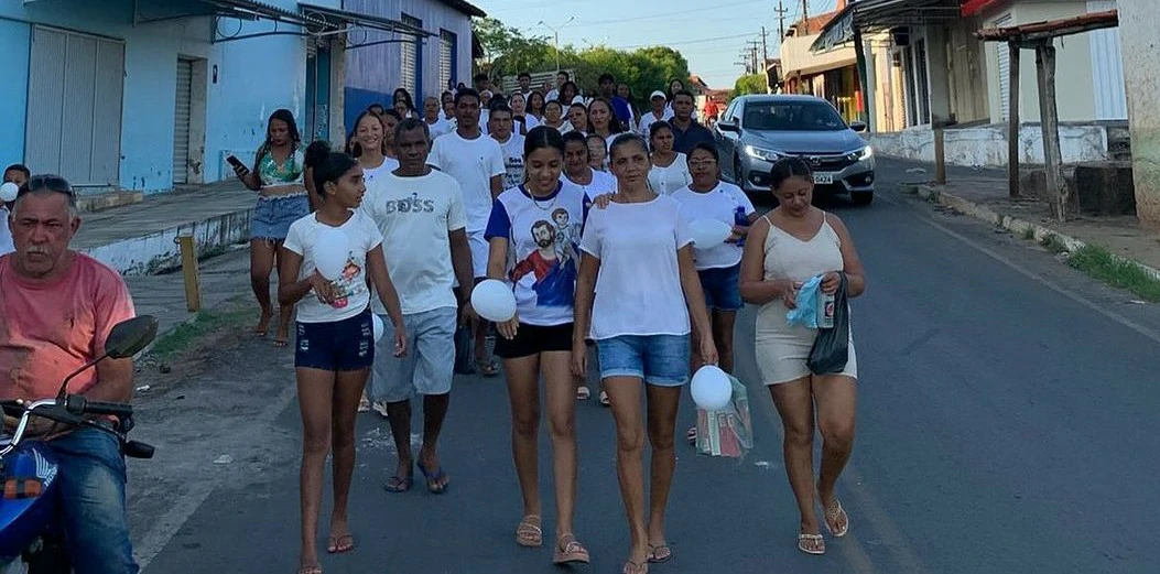Na-imagem-Multidão-atravessando-a-ponte-do-Jaicó-durante-a-caminhada-de-oração-por-Lívia-Marques.