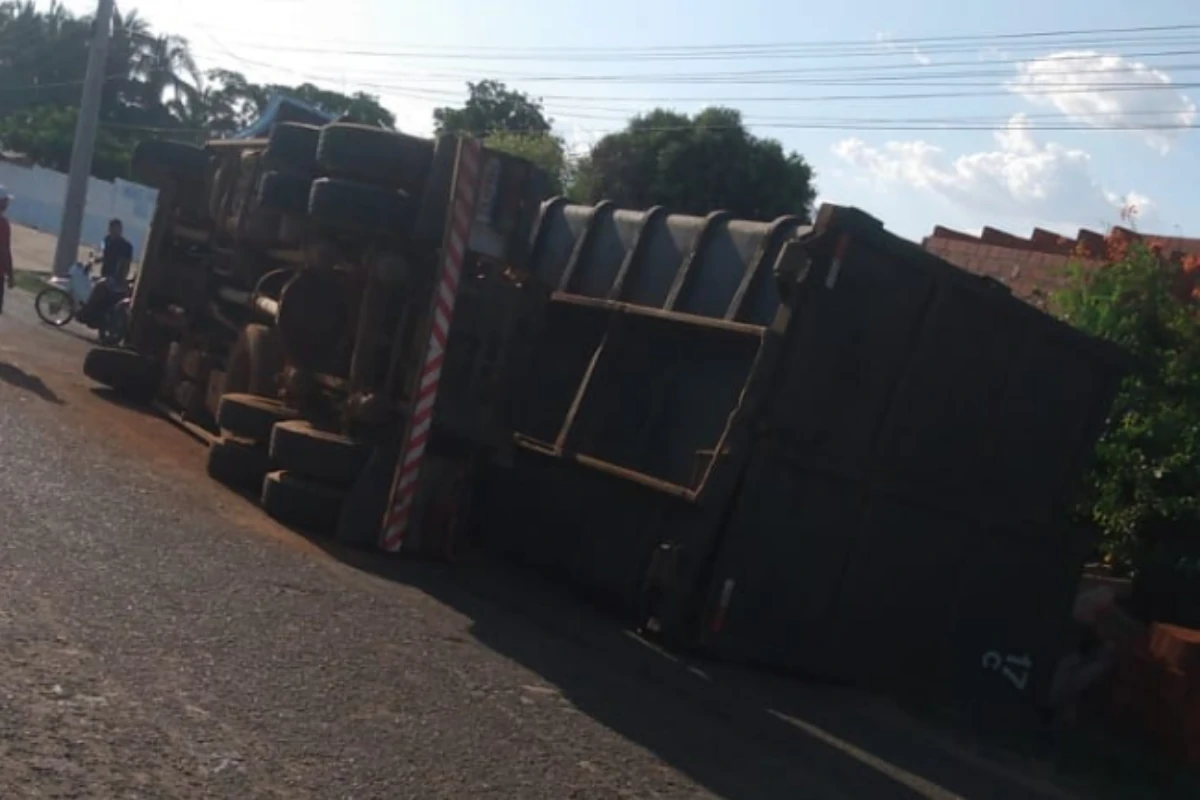 Na-foto-carreta-com-eucalipto-tombada-no-bairro-Buritizinho-em-Regeneração