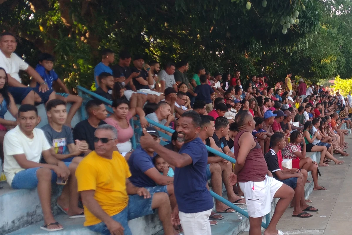 imagens-das-arquibancadas-do-estádio-Alfredão-um-grande-público-compareceu-as-seminais-da-competição