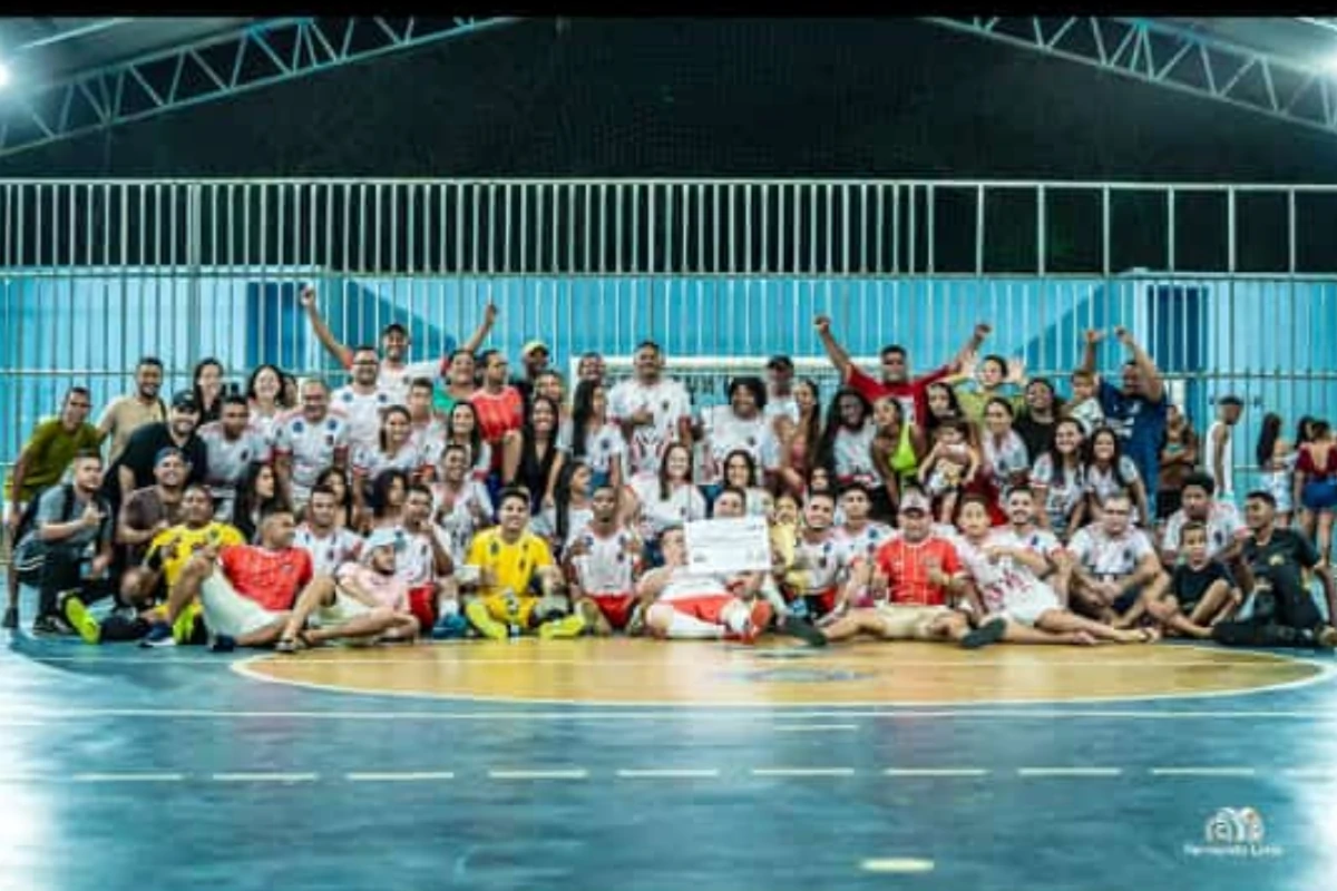 Foto-oficial-com-jogadores-e-torcedores-do-Mil-Grau-celebrando-a-conquista-do-Campeonato-Regenerense-de-Futsal-2024