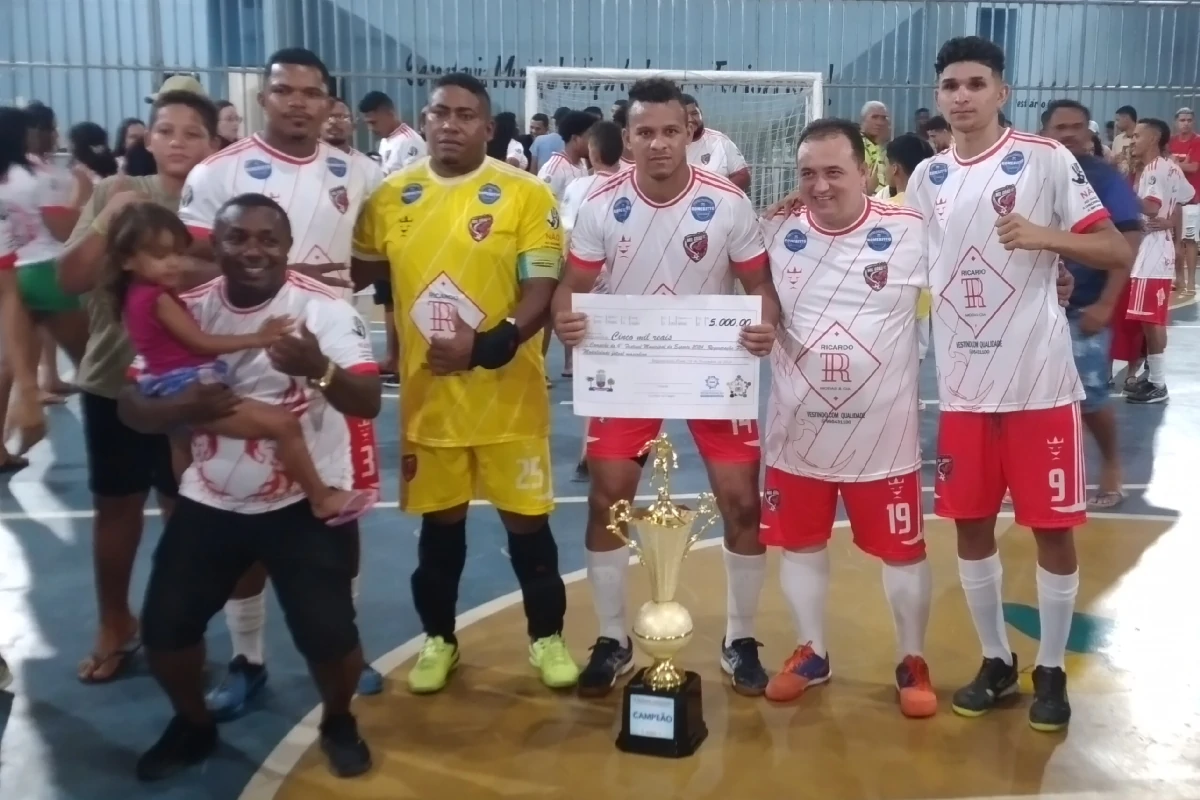 Jogadores-do-Mil-Grau-exibindo-o-troféu-e-o-cheque-de-5-mil-reais-do-campeão