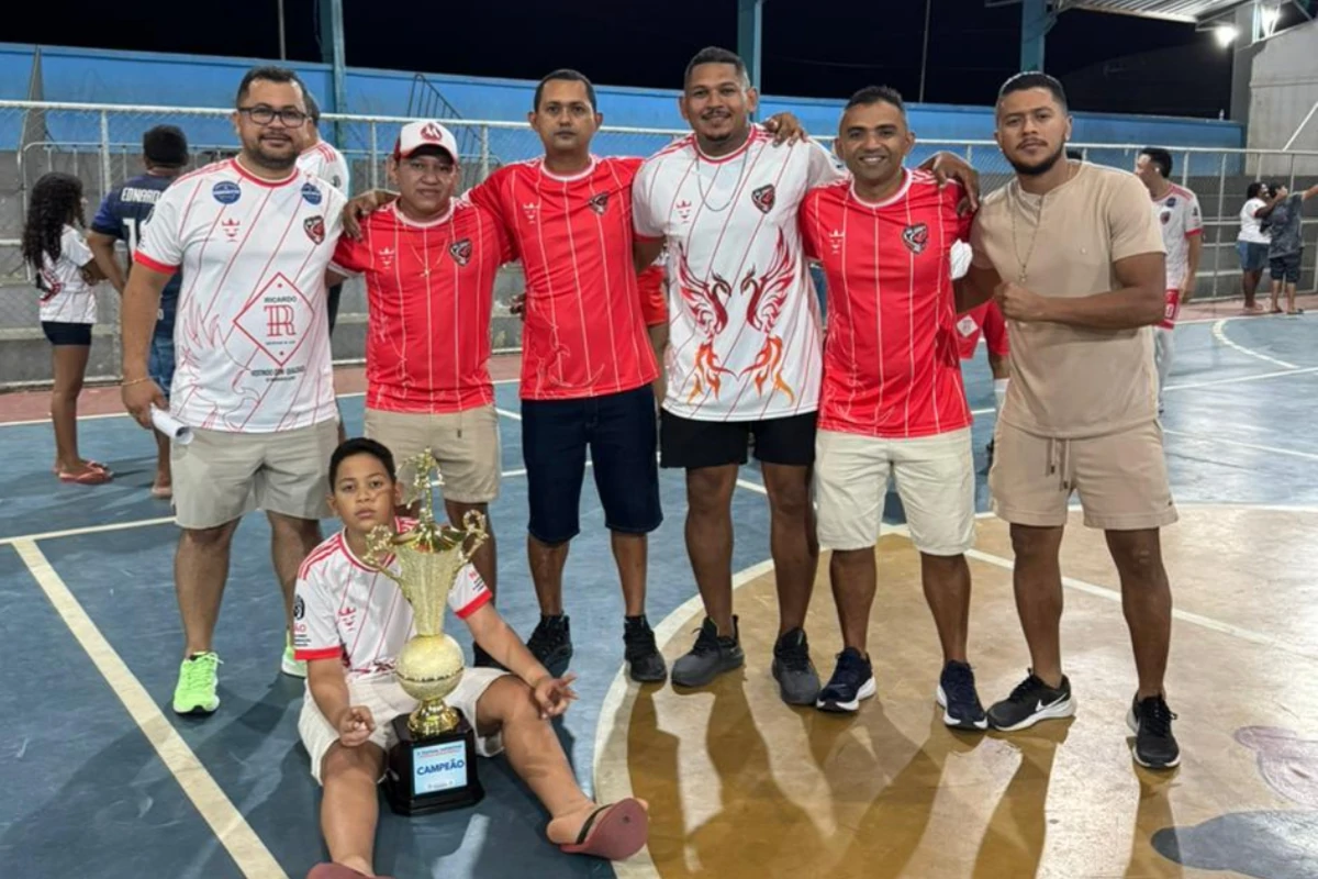 A-imagem-mostra-toda-comissão-técnica-e-diretoria-do-campeão-de-futsal-de-Regeneração-2024,-Mil-Grau-Lô-Junior-Anderson-Lima-Romerito-Ricardão-Moisés-e-Jeferson-Sousa-no-chão-ainda-o-menininho-Vitor-gol-com-o-troféu-de-campeão