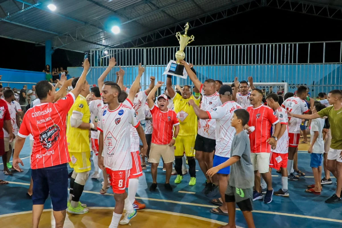 A-imagem-mostra-os-jogadores-do-Mil-Grau-levantando-o-troféu-de-campeão-Campeonato-Regenerense-de-Futsal-2024