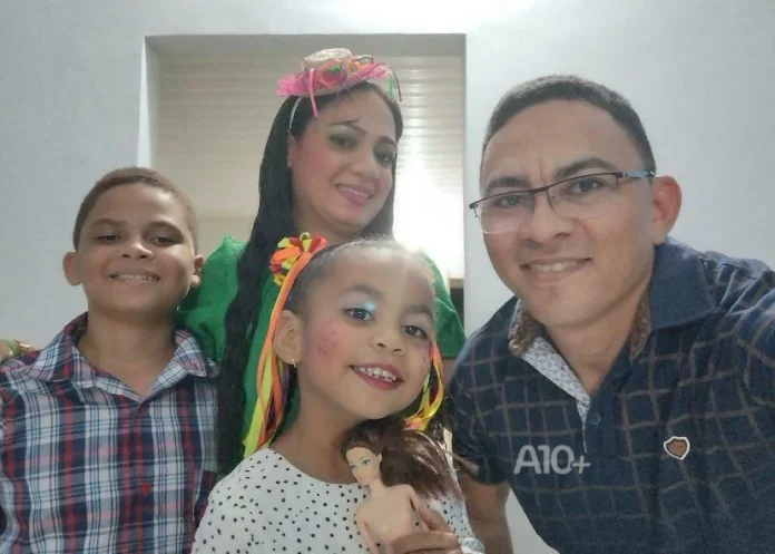 Pai-mãe-e-dois-filhos-morrem-carbonizados-voltando-de-funeral-do-avô-em-trágico-acidente-na-cidade-de-Angical-do-Piauí Na-imagem-família-de-quatro-pessoas-que-morreram-em-trágico-acidente-na-BR-343,-em-Angical-do-Piauí-John-Wesley-sua-esposa-Francisca-Maria-Ferreira-e-os-filhos-Enzo-Gabriel