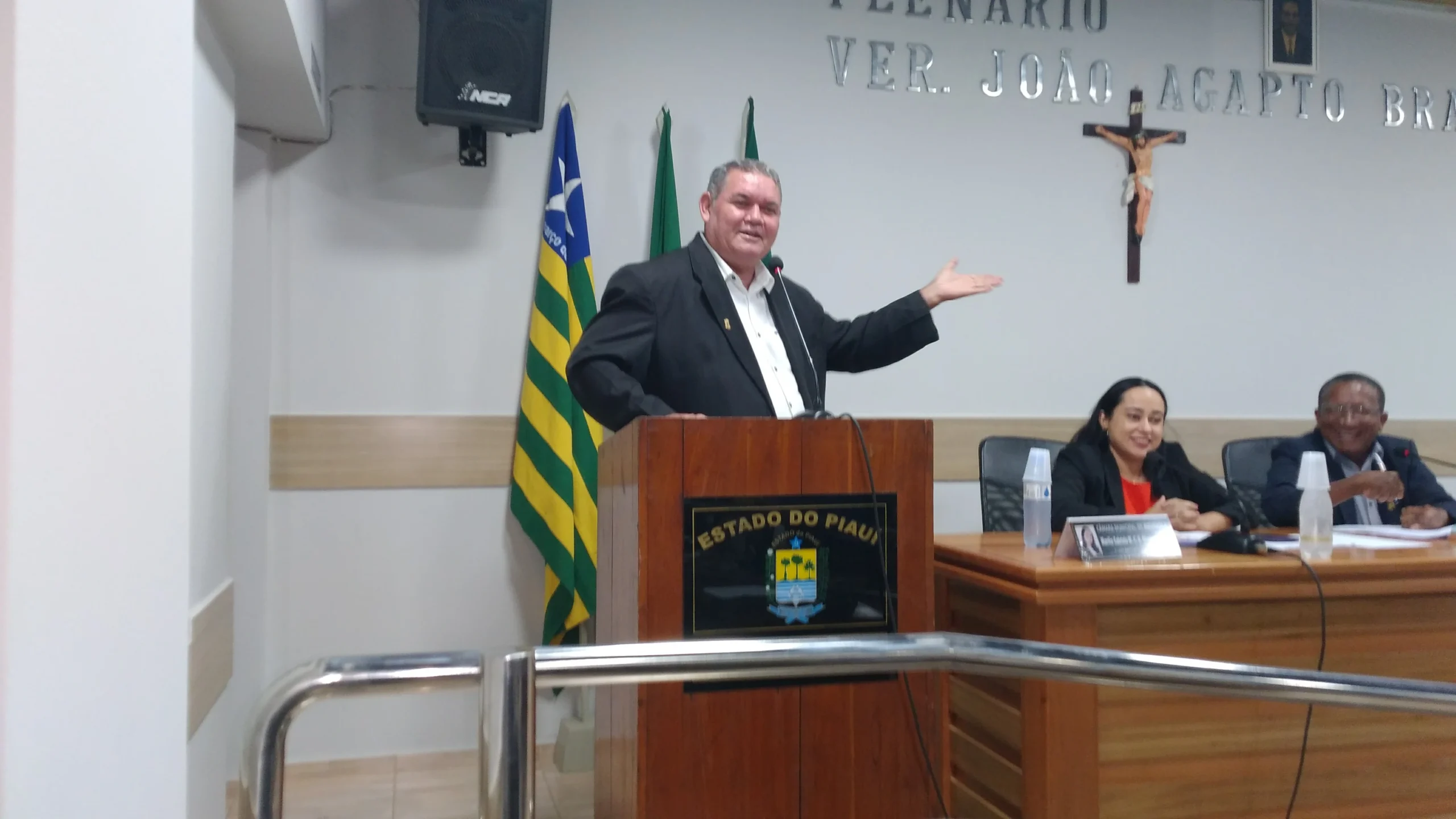 O-vereador-Daniel-Moreira-discursa-na-tribuna-durante-a-despedida-de-Gabriela-Nunes