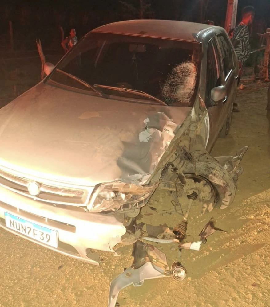 Fiat-Palio-com-a-lateral-da-frente-destruída-após-acidente-que-matou-jovem-de-22-anos-na-comunidade-Lages-II-zona-rural-de-Regeneração.