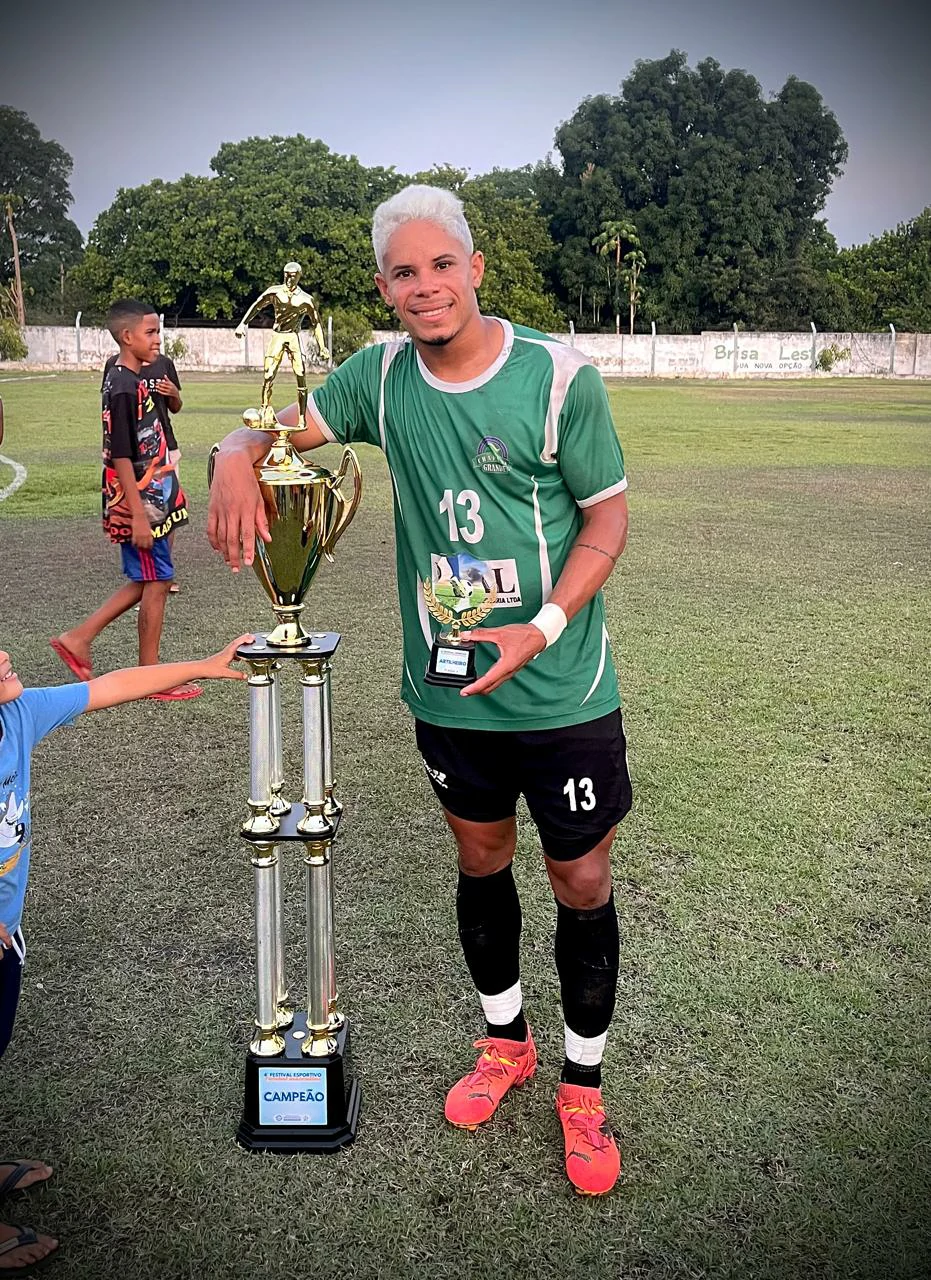 Icasio-com-o-troféu-o-atacante-Icasio-Piauí-mostra-com-orgulho-o-troféu-de-campeão-regenerense-de-futebol