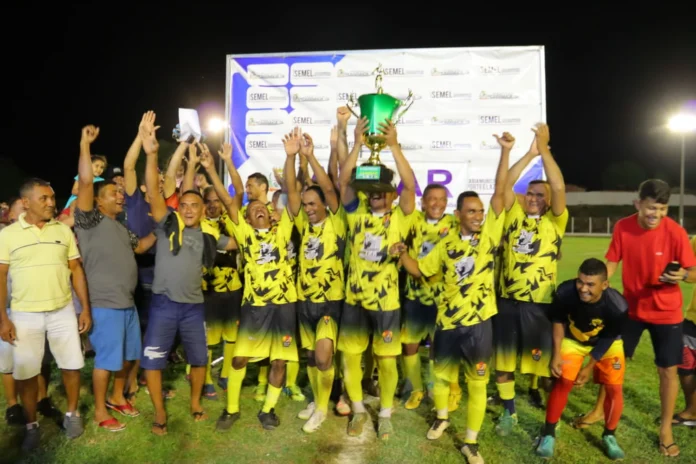 Na-imagem-jogadores-da-seleção-de-Agricolândia-levantando-o-troféu-de-campeão-golearam-Angical-na-final-por-3-a-0-e-conquistaram-o-bicampeonato-da-Copa-AMPAR-dos-Quarentões-do-Médio-Parnaíba.
