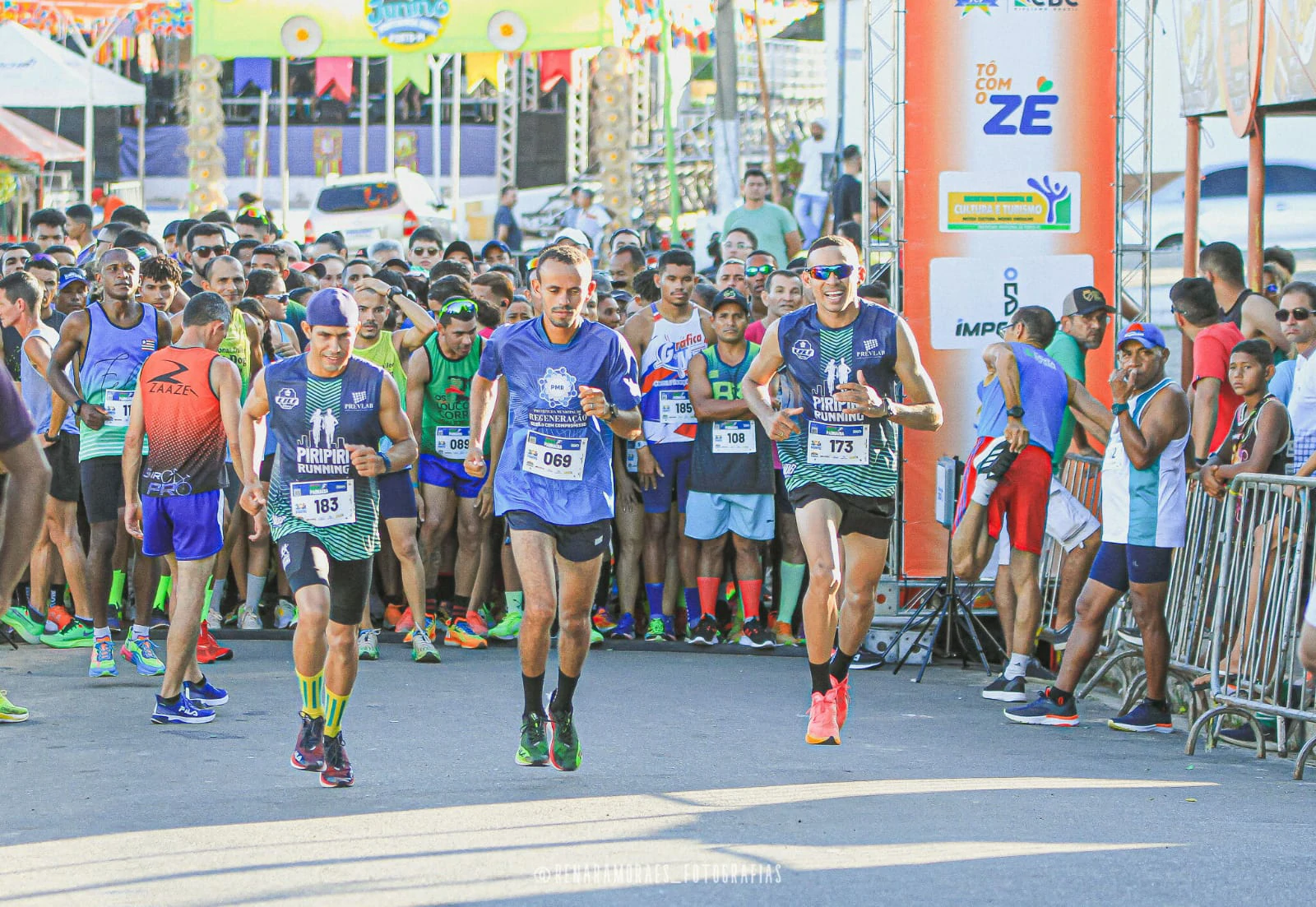 Fabinho-saindo-na-frente-ao-lado-de-dois-corredores-em-uma-maratona-de-rua-no-Piauí.