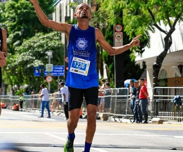 Fabinho-representando-Regeneração-e-o-estado-do-Piauí-na-Maratona-Internacional-de-São-Silvestre.