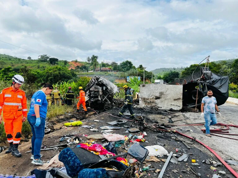 Imagens-do-acidente-envolvendo-um-caminhão, -um-ônibus-e-um-carro-na-madrugada-deste-sábado-(21/12)-em-Teófilo-Otoni-(MG)-39-mortos-Foto-Corpo-de-Bombeiros-Divulgação-de-Minas-Gerais