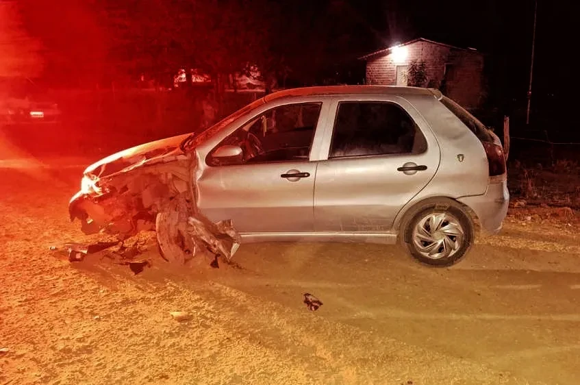 Na-imagem-Fiat-Palio-envolvido-no-acidente-motorista-seria-natural-de-Amarante-saiu-ileso-do-acidente.