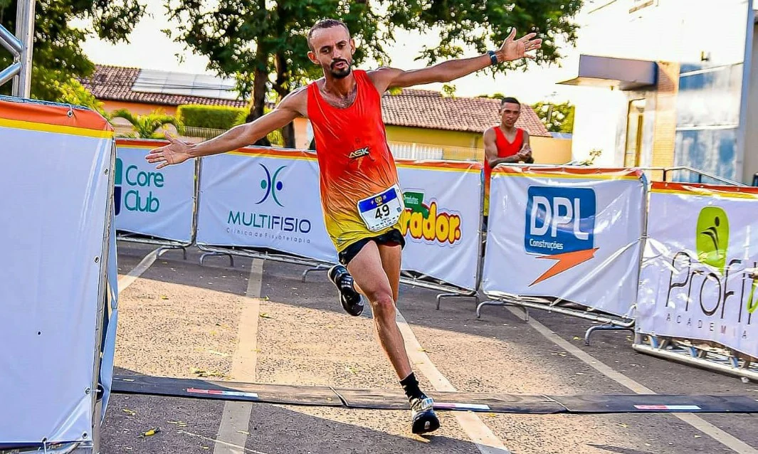 Fabinho-cruzando-a-linha-de-chegada-na-1ª-Corrida-do-Bop-na-cidade-de-Timon-Maranhão