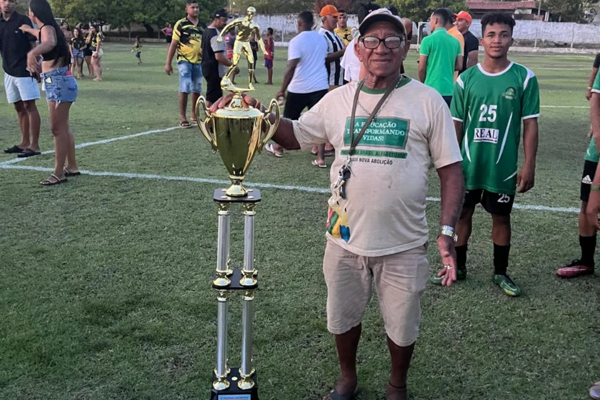 Torcedor-símbolo-Seu-Chico-Polícia-torcedor-fanático-do-Real-Madrid-posa-com-o-troféu-de-campeão-regenerense-2024