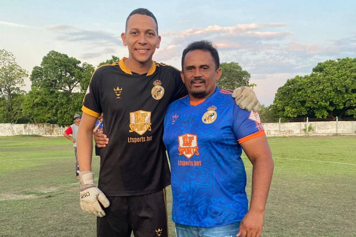 Abraço-da-vitória-o-goleiro-Jesefon-peça-chave-na-decisão-por-pênaltis-abraça-o-treinador-Professor-Ednardo-em-comemoração.