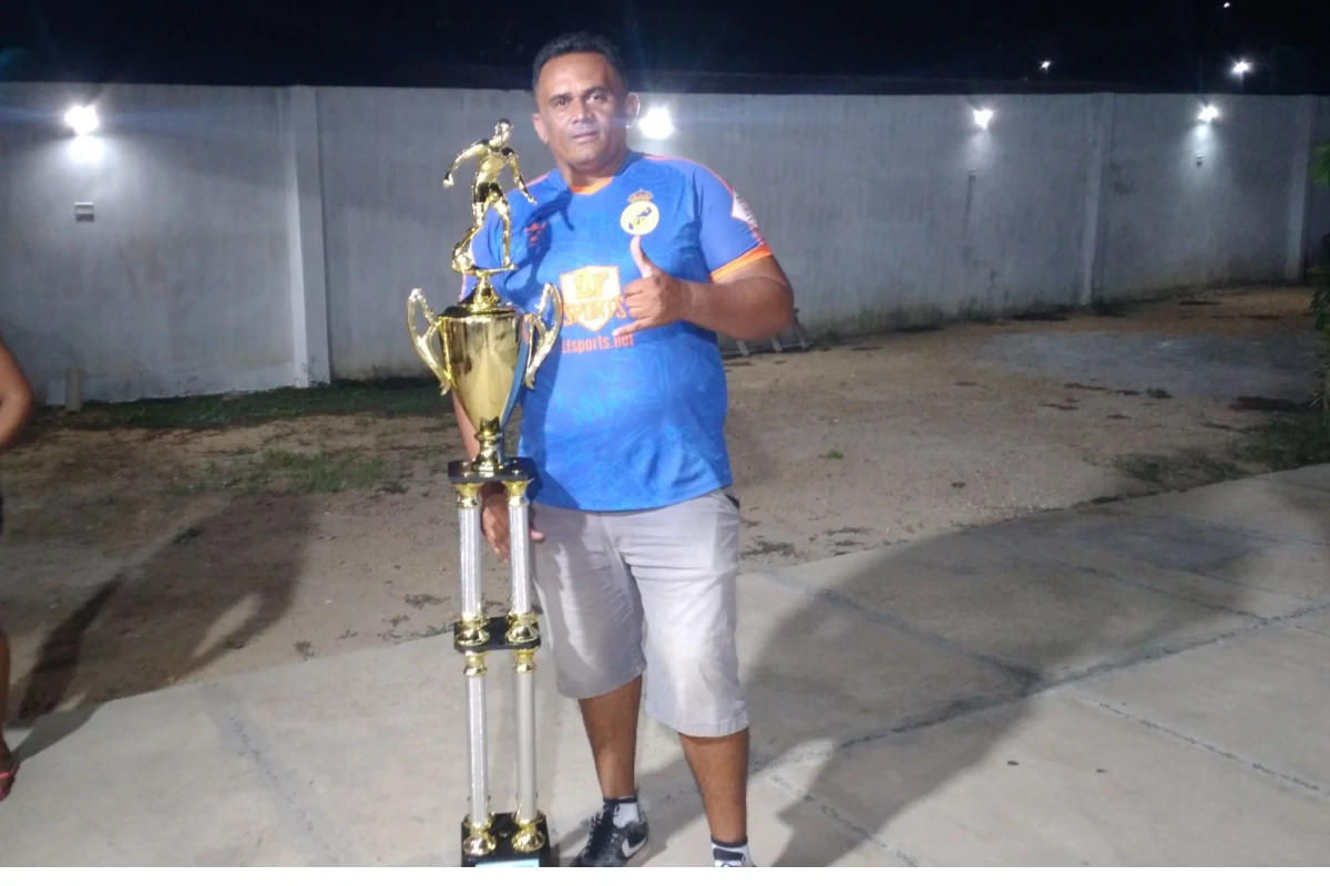 Treinador-vitorioso-Professor-Ednardo-técnico-do-Real-Madrid-segura-o-troféu-de-campeão-com-emoção