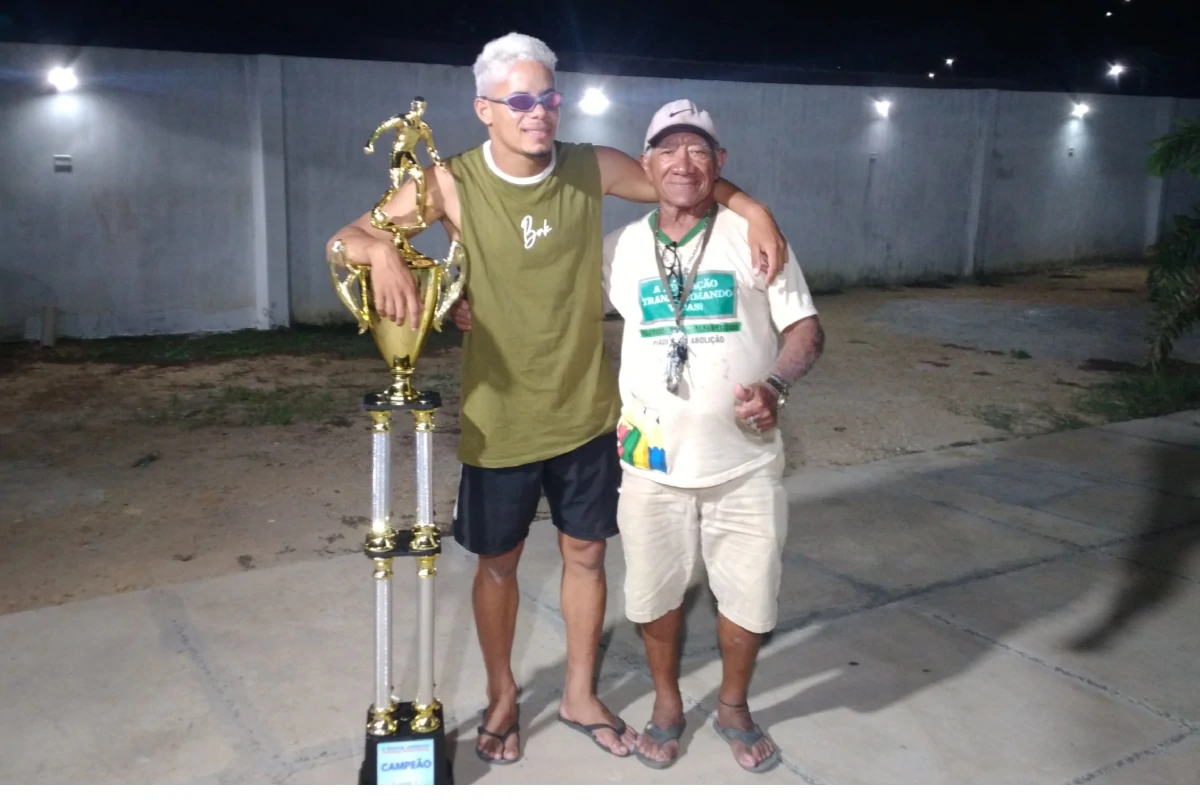 Paixão-em-campo-o-atacante-Icasio-Piauí-abraça-o-torcedor-apaixonado-Chico-Polícia-celebrando-juntos-a-conquista