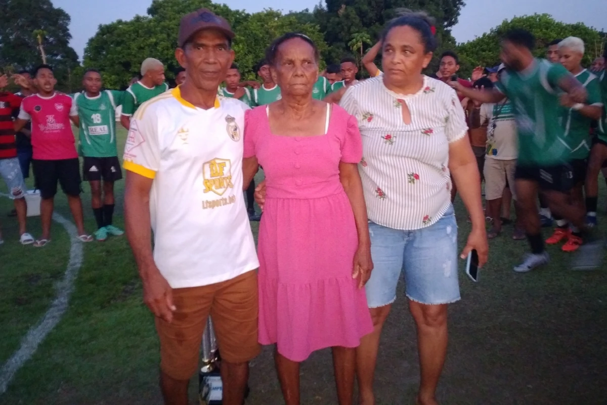 Família-e-torcida-Pais-do-presidente-do-Real-Madrid-e-uma-torcedora-comemoram-dentro-de-campo-a-conquista-do-título