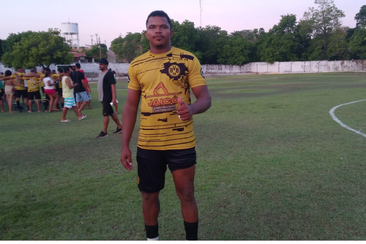 Adversário-em-campo-o-meia-Luiz-Fernando-do-Borussia-Regenerense-aparece-em-momento-de-reflexão-após-a-final