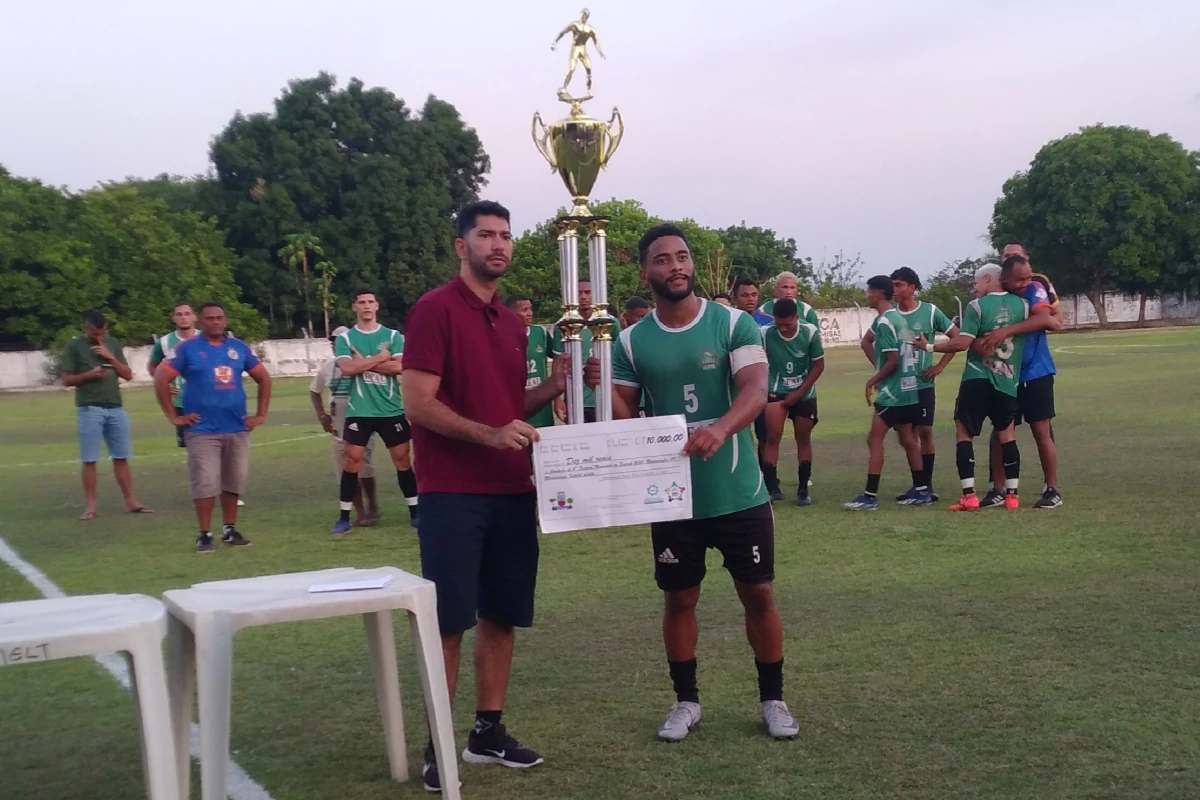 remiação-oficial-o-capitão-João-Neto-do-Real-Madrid-recebe-das-mãos-do-secretário-de-esportes-de-Regeneração-o-cheque-de-campeão-regenerense