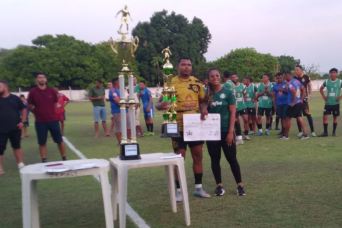 Vice-campeão-reconhecido-Capitão-do-Borussia-Regenerense-recebe-o-troféu-e-o-cheque-de-vice-campeão-regenerense-2024