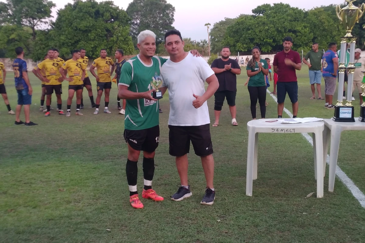 
Artilheiro-premiado-Icasio-Piauí-recebe-o-troféu-de-artilheiro-do-campeonato-das-mãos-do-secretário-de-esportes-Bodão
