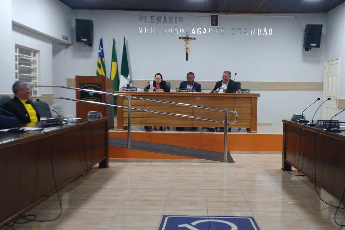 Imagem-do-plenário-da-Câmara-de-Vereadores-de-Regeneração