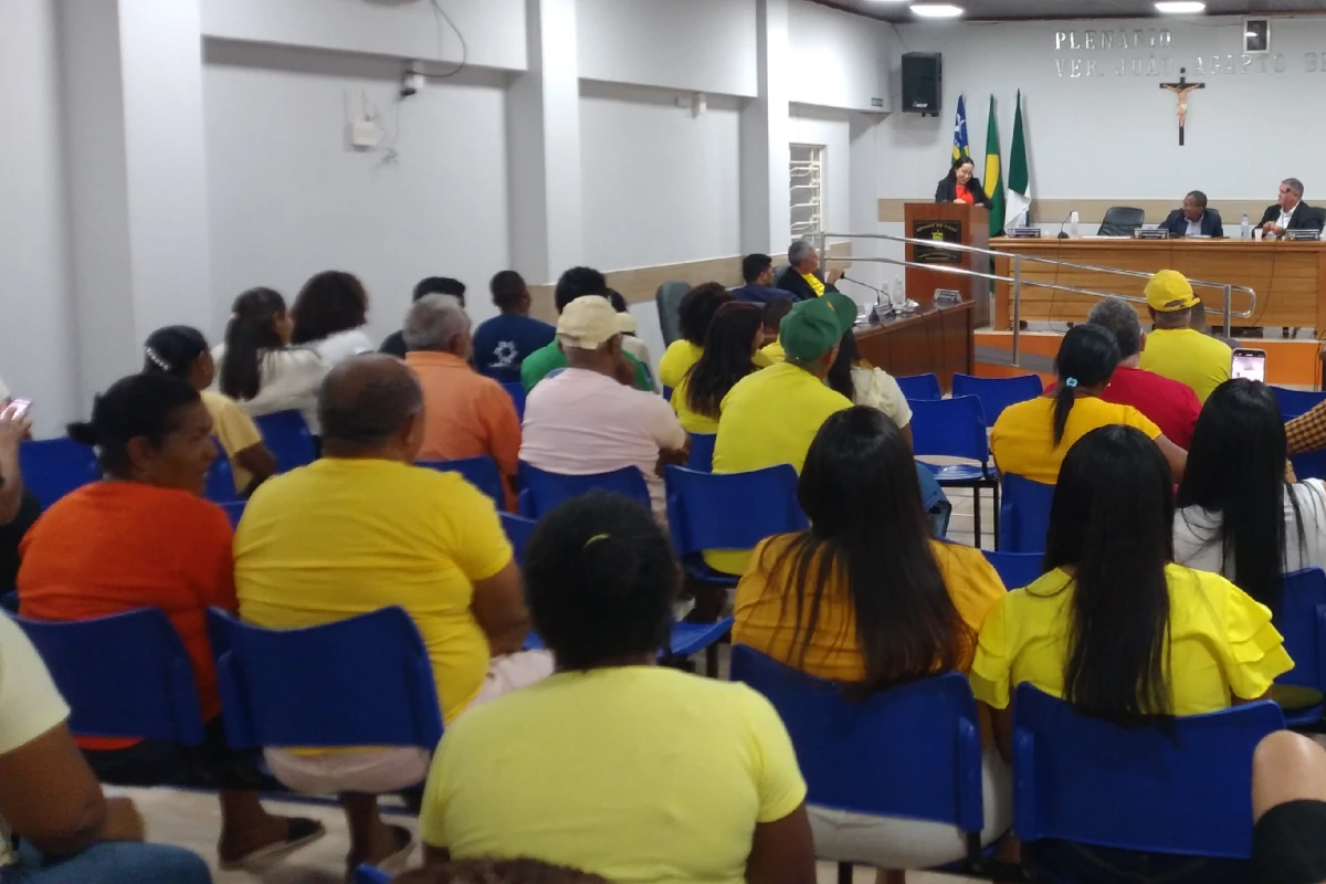 Imagem-do-plenário-da-Câmara-de-Regeneração-lotado-de-pessoas-para-a-despedida-de-Gabriela-Nunes