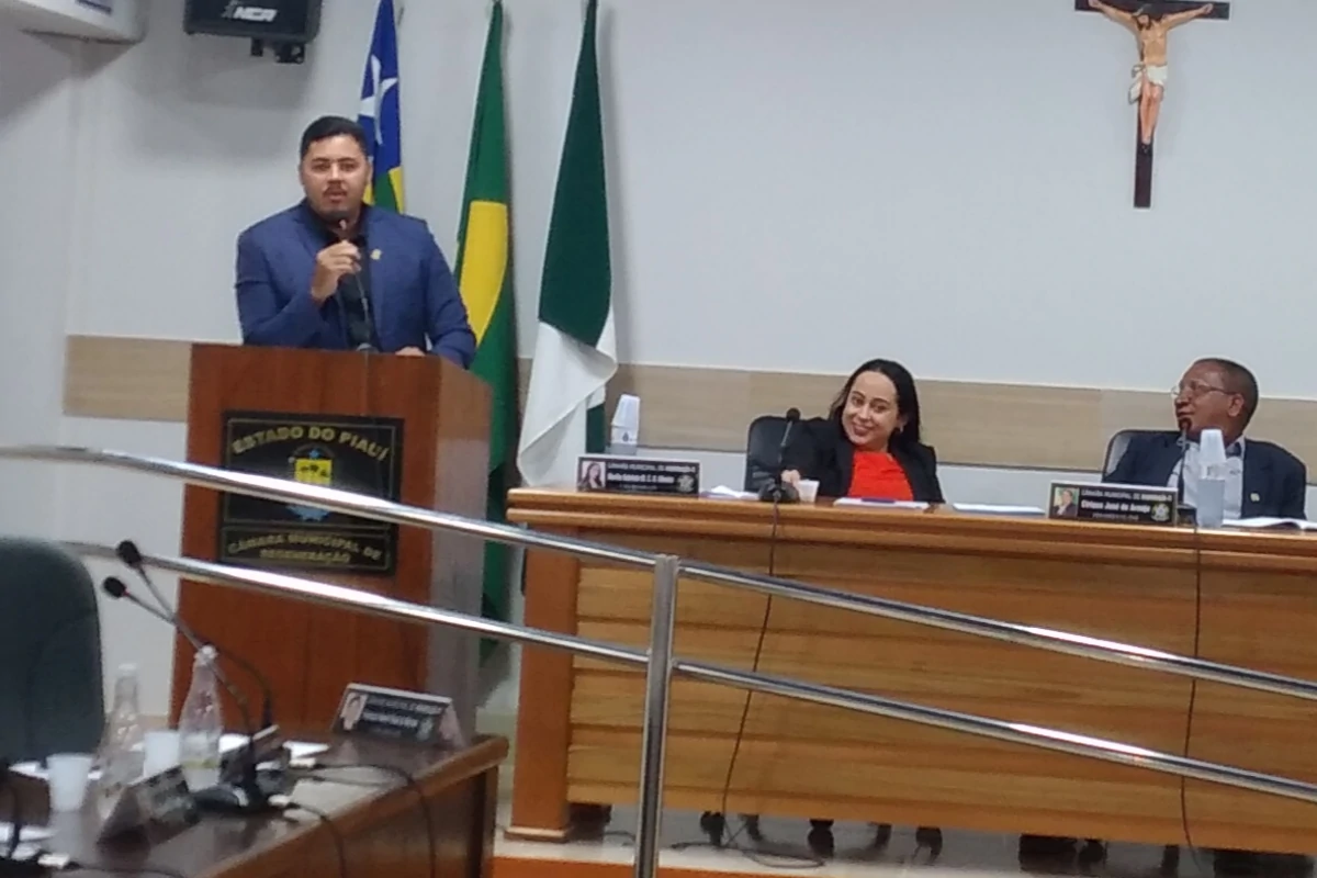O-vereador-Wallyson-da-Jaque-discursa-na-tribuna-durante-a-despedida-de-Gabriela-Nunes