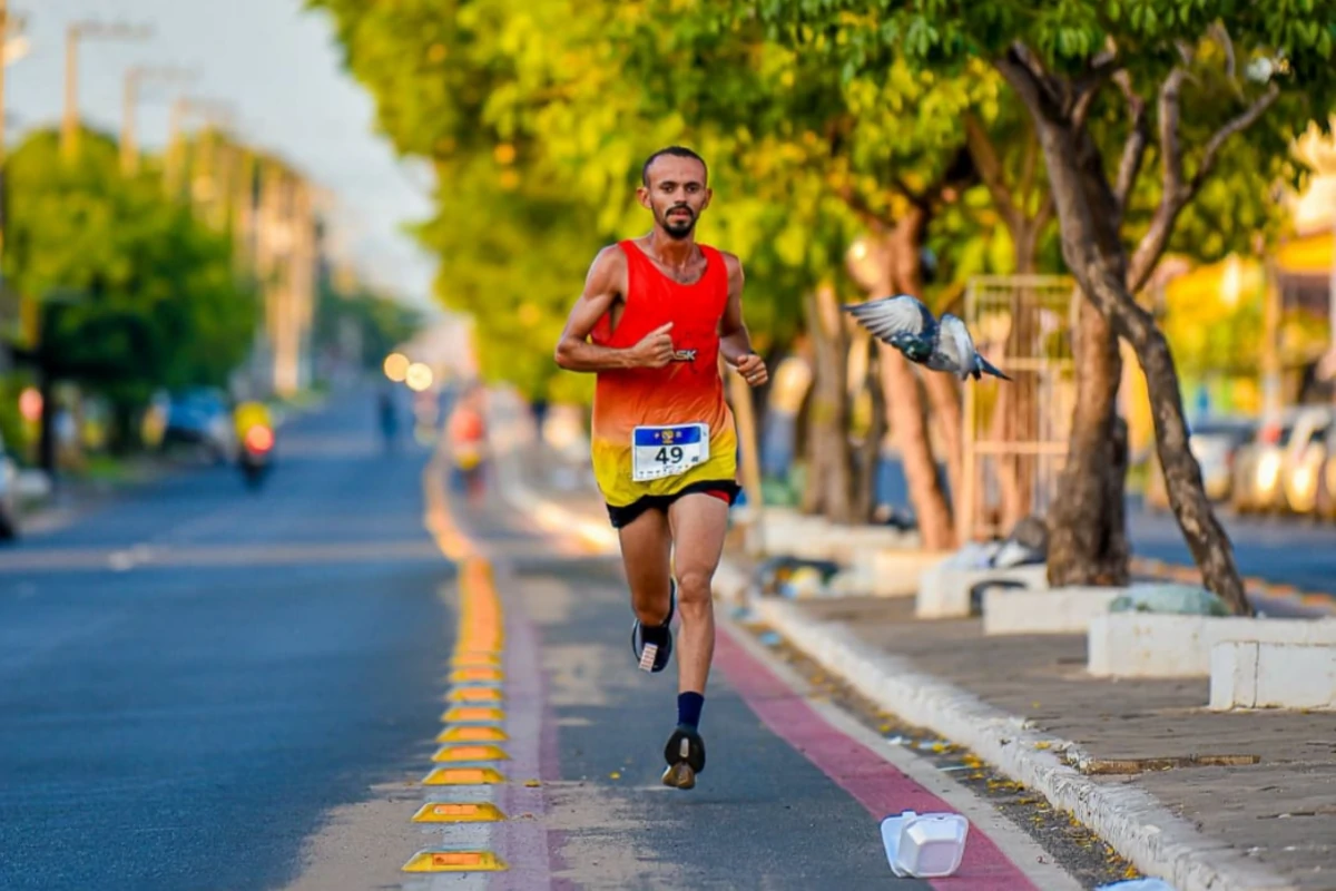 Fabinho-correndo-durante-uma-prova-de-rua.