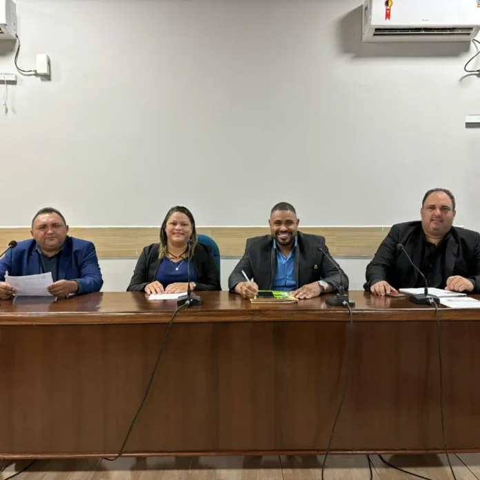 A-foto-mostra-quatro-vereadores-da-base-do-prefeito-Adalbertino-Cunha-(PT)-Francisca-do-Pedro-Gato-(PSD)-Samuel-da-Real-(PSD)-Felipe-Helal-(PSD)-todos-votaram-a-favor-do-aumento-de-salários-do-secretários-municipais-para-6500-reais