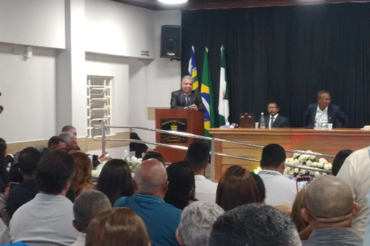Na-foto-o-prefeito-d-Regeneração-discursando-na-tribuna-da-câmara-logo-após-ser-empossado-pela-quarta-vez-a-prefeito-de-Regeneração