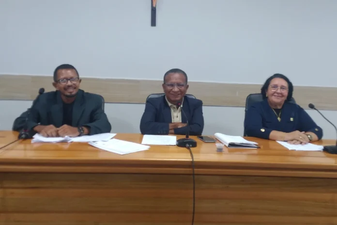 Na-imagem-de-capa-os-vereadores-Adeilton-Costa-Ciríaco-Araújo-e-Isinha-Absolon-ocupado-a-messa-diretora-da-câmara-em-dia-de-votação-do-Plano-Municipal-do-Saneamento-Básico-de-Regeneração