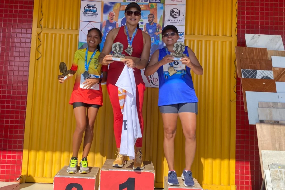 Após-a-corrida-os-atletas-sobem-ao-pódio-e-erguendo-troféus-comemoram-com-gestos-e-emoção-medalhas-brilhando-no-peito.