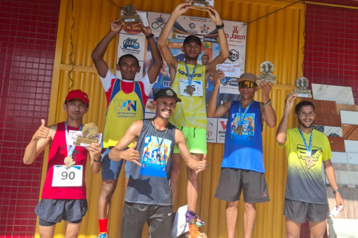 Pódio-vibrante-com-atletas-sorridentes-troféus-nas-mãos-e-medalhas-no-peito-celebrando-o-esforço-recompensado.