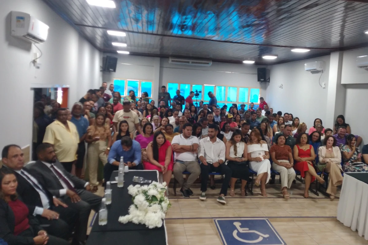 A-imagem-mostra-o-plenário-da-câmara-de-vereadores-de-Regeneração-lotado-para-pose-do-prefeito-e-dos-vereadores