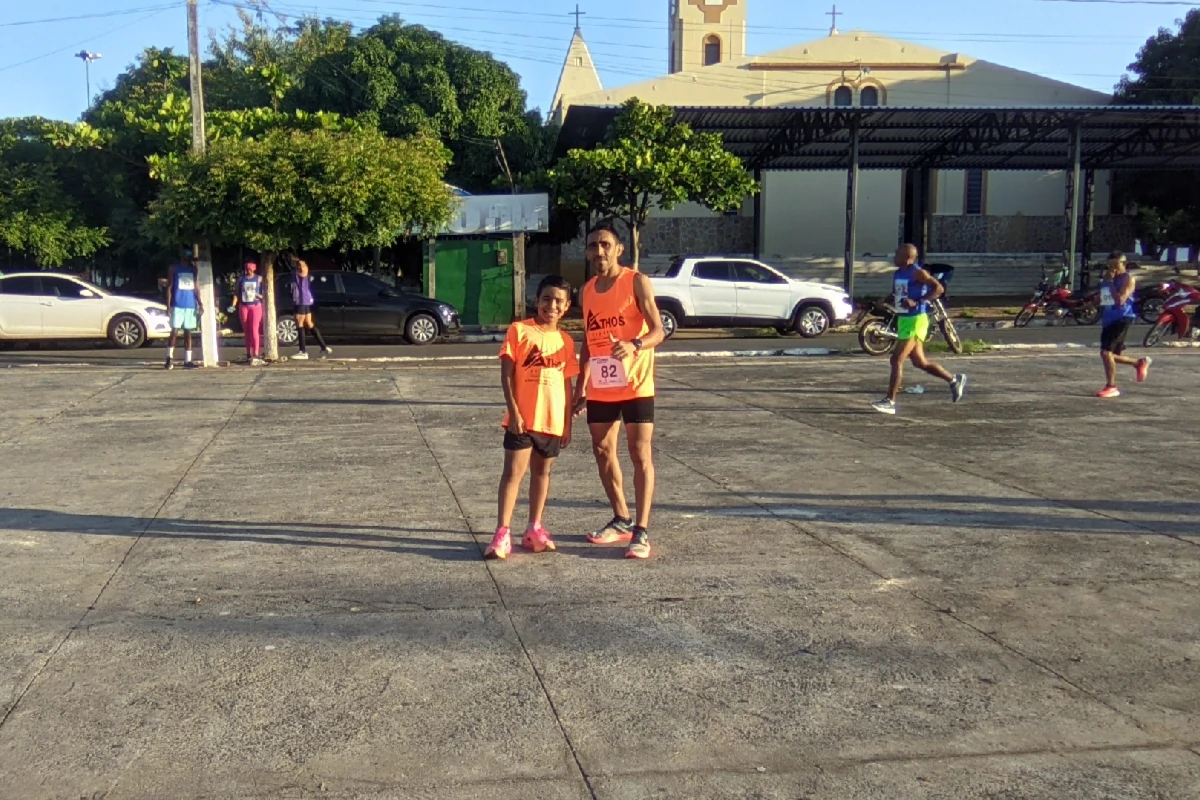 Na-imagem-a-lenda-do-atletismo-Regenerense-Manoel-Filho-e-seu-filho-os-dois-correram-a-1ª-corrida-REGERUN