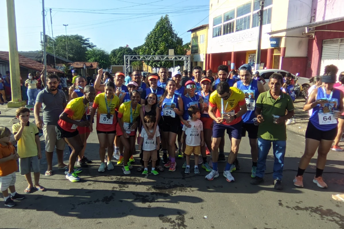 Corredores-pousando-para-foto-antes-da-largada-na-1ª-corrida-REGERUN