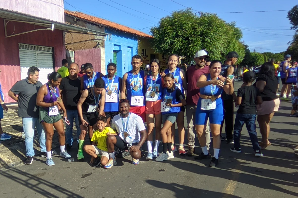 Corredores-pousando-para-foto-antes-da-largada-na-1ª-corrida-REGERUN