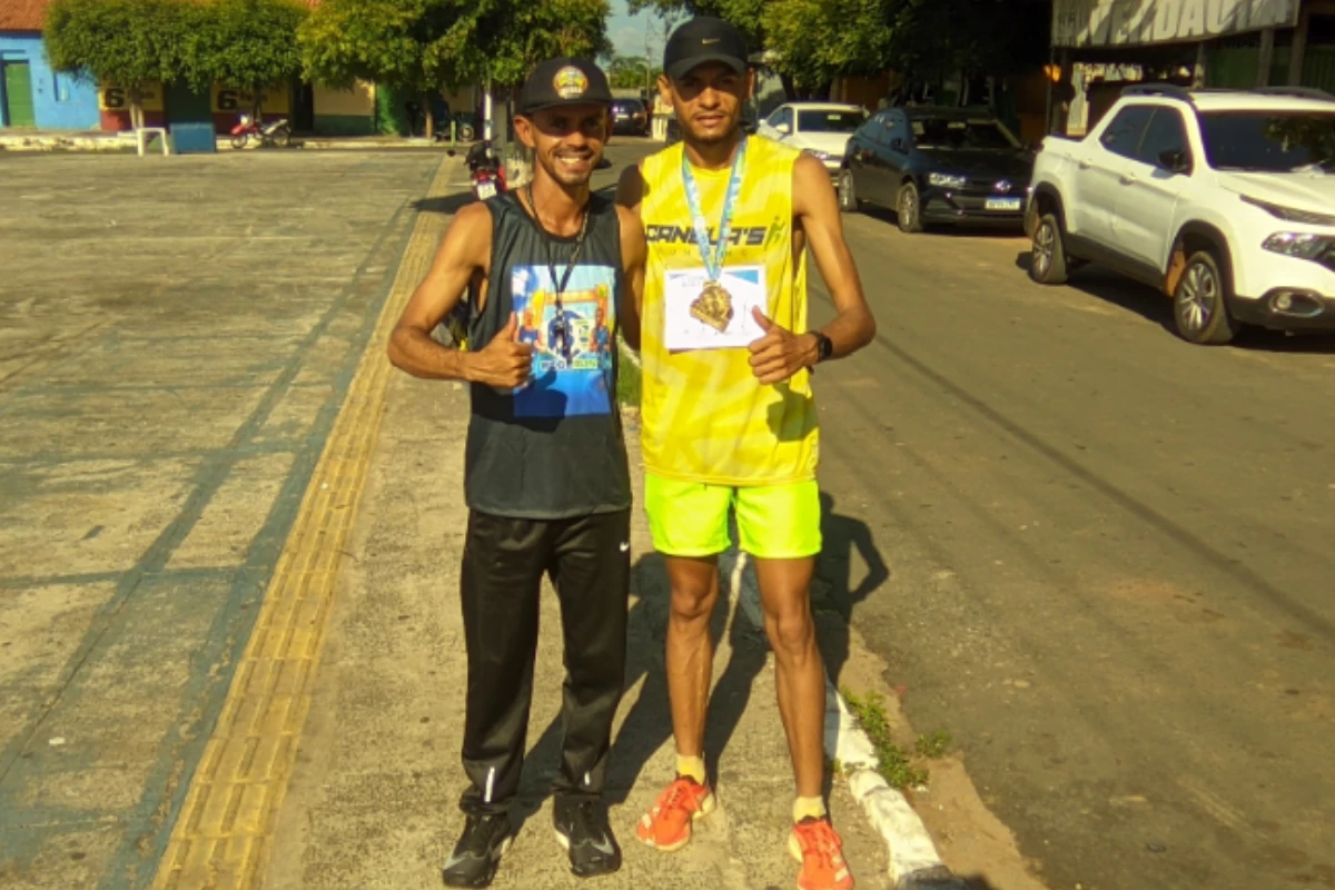 A-imagem-mostra-o-corredor-Fabinho-abraçado-com-campeão-da-1ª-corrida-REGERUN-Samuel-Lopes-de-Picos