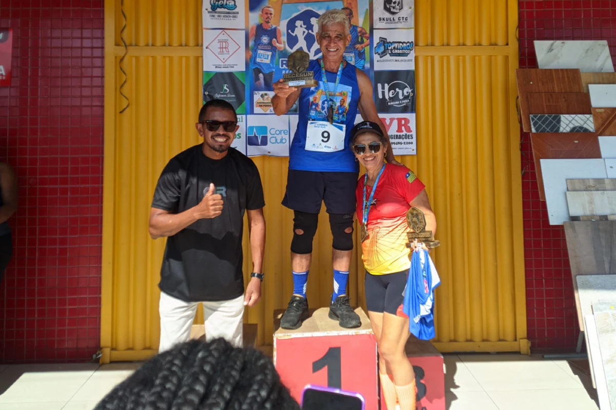 Na-foto-o-vereador-Odeilton-Costa-com-dois-corredores-no-pódio-na-1ª-corrida-REGERUN