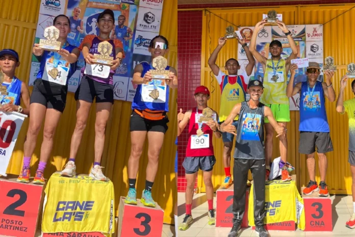 1ª-Rege-Rum-de-Regeneração-reúne-de-corredores-de-20-cidades-do-Piauí-e-Maranhão-sucesso-total-Picoenses-dominaram-a-prova. Confira-imagens-da-1ª-REGERUN-de-Regeneração-Piauí-atletas-no-topo-do-pódio-erguendo-troféus-e-medalhas-na-imagem-no-centro-do-pódio- os-campeões- da-“1ª-Rege-Run” -Samuel-Lopes-Simone-Gilvani-vencedores-de-Picos
