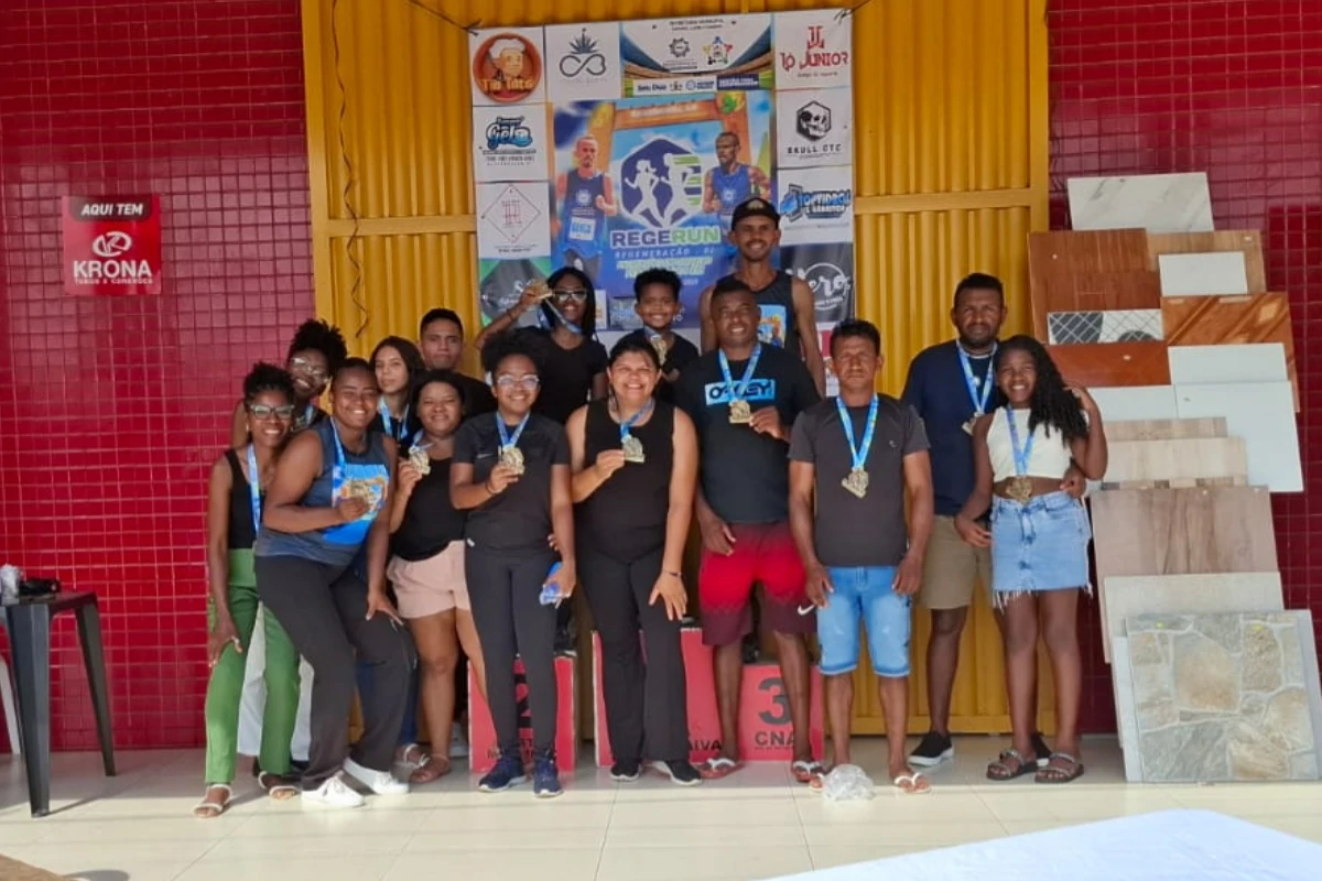 A-imagem-mostra-toda-equipe-de-apoio-que-trabalhou-voluntariamente-na-1ª-corrida-REGERUN-distribuindo-água-aos-corredores-cuidando-do-lanche-e-outras-coisas