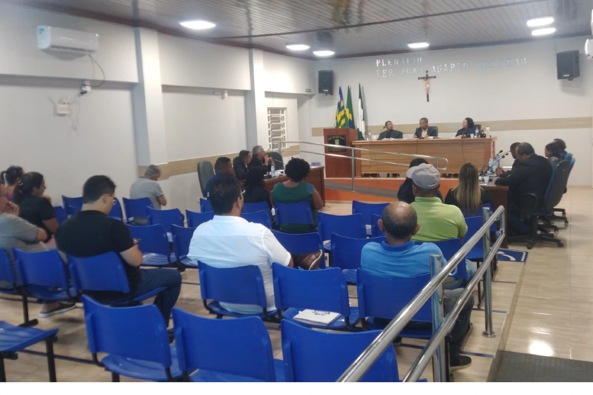 secretários-municipais
A-imagem-mostra-várias-pessoas-no-plenário-da-câmara-acompanhando-a-votação-que-elevou-os-salários-dos-secretários-municipais-para-6-500-reais
