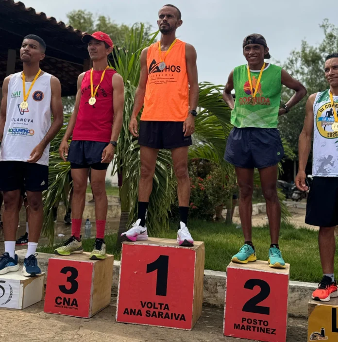 Fabinho-e-Equipe-Athos-conquistam-III-Corrida-da-Amizade-em-Rio-Grande-do-Piauí Na-imagem-no-lugar-mais-alto-do-Pódio-Fabinho-campeão-da-III-Corrida-da-Amizade-da-cidade-de-Rio-Grande-Sul-Piauí.v