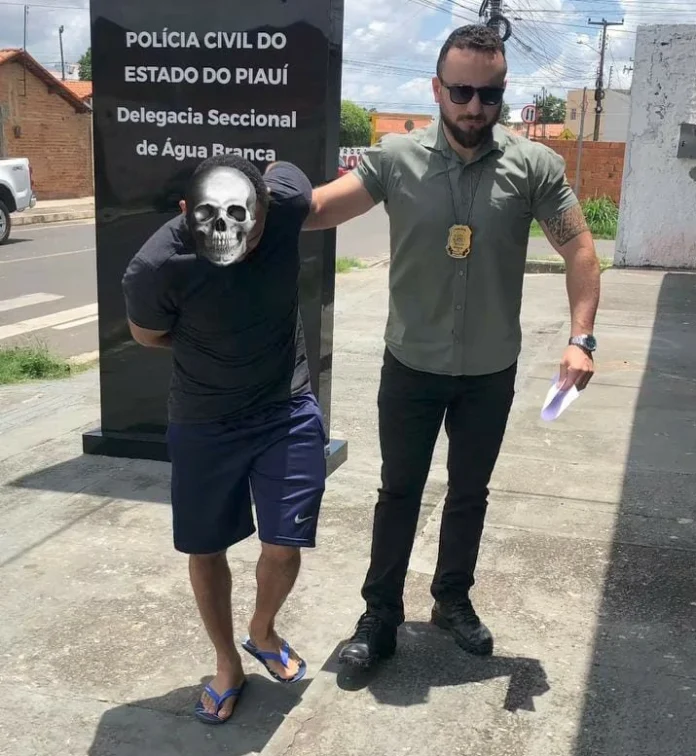 Na-imagem-foragido-da-justiça-acusado-homicídio-no-Paraná-sendo-preso-pela-Polícia-Cível-em-Regeneração-Ele-foi-localizado-e-preso-no-bairro-Jaicó,-onde-morava-se-escondia-da-justiça