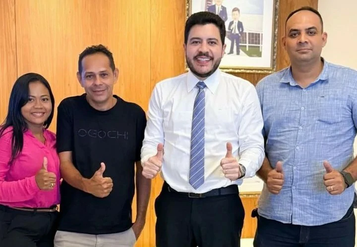 O-ex-vereador-Júnior-do-Jabiraca-oficializou-sua-adesão-ao-grupo-político-de-Gabriela-Nunes-durante-um-encontro-realizado-em-Teresina-Ao-lado-do-Deputado-Federal-Jardyel-Alencar-de-sua-esposa-Iná-e-do-líder-político-Tomaz-Ferreira-Júnior-selou-a-nova-aliança-que-promete-movimentar-o-cenário-político-de-Regeneração-rumo-às-eleições-de-2028.