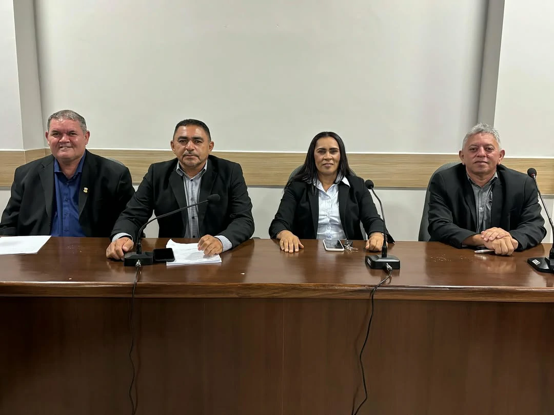 Na-imagem-Vereadores-da-oposição:-Daniel-Moreira-Jailton-do-Cruz-Jaqueline-do-Sindicato-e-Clecyo-da-Biluca