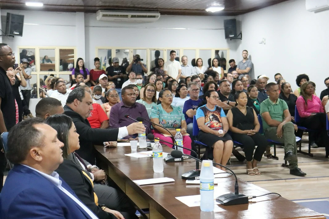 Plenário-Câmara-de-Vereadores-de-Regeneração-lotado-de-pessoas-para-o-iniciou-dos-trabalhos-legislativos-de-2025-em-Sessão-Solene