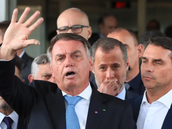 Na-imagem-ex-presidente-do-Brasil-Jair-Bolsonaro-denunciado-por-tentativa-de-golpe-de-Estado-após-as-eleições-de-2022